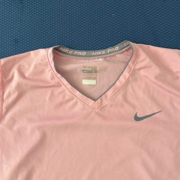 Nike Fit , top almost like new - Picture 2 of 3